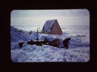 C01B01S02 15 : 北極, 氷島アーリスⅡ号, 海洋観測小屋, 雪堀