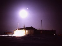 C01B02S05 08 : 北極, 氷島アーリスⅡ号, 満月, 観測基地