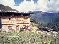 C09B00S01 07 : ブータン ルナナ 村 民家