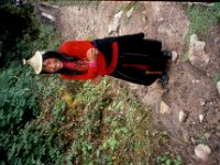 C08B06S29 04 : ガサ女性, ブータン, プナカ・ルナナ, 山岳民族, 竹帽子