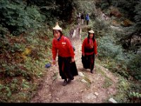 C08B06S29 05 : ガサ女性, ブータン, プナカ・ルナナ, 山岳民族, 竹帽子