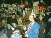 C08B06S37 08 : ガサ, ガサ女性, ブータン, プナカ・ルナナ, 山岳民族, 竹帽子, 雑貨屋