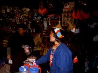 C08B06S37 09 : ガサ, ガサ女性, ブータン, プナカ・ルナナ, 山岳民族, 竹帽子, 雑貨屋