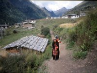 C08B06S37 11 : ガサ, ガサ女性, ブータン, プナカ・ルナナ, 山岳民族, 民家, 竹帽子