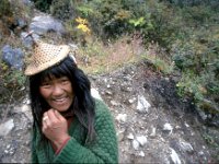 C08B06S42 06 : ガサ女性, ブータン, プナカ・ルナナ, ルドフ, 山岳民族, 竹帽子