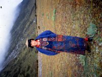 C08B06S65 11 : ガサ女性, タンザ, ブータン, プナカ・ルナナ, 山岳民族, 積雲, 竹帽子