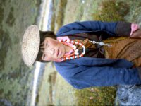 C08B06S65 12 : ガサ女性, タンザ, ブータン, プナカ・ルナナ, 山岳民族, 竹帽子