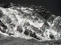 C01B13P06 30 : クンブ ヌプツェ 氷河 火の玉花崗岩