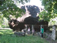 2008 10 19N02 052 : プリチビナラヤン・キャンパス ポカラ 巨礫 自然史博物館 迷子石