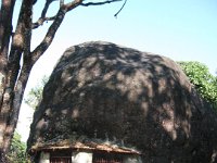 2008 10 19N02 064 : プリチビナラヤン・キャンパス ポカラ 巨礫 自然史博物館 迷子石