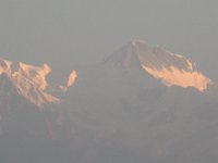2008 12 10N01 012 : アンナプルナ ポカラ 二峰 大気汚染 朝焼け 霞