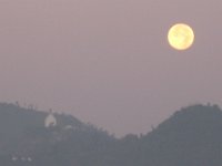 2008 12 13N01 010 : ポカラ 日本山妙法寺 朝焼け 満月