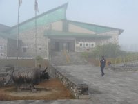 2008 12 18N01 002 : ポカラ 国際山岳博物館 大気汚染 朝霧 警備員 霞
