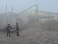 2008 12 18N01 004 : ポカラ 国際山岳博物館 大気汚染 朝霧 警備員 霞