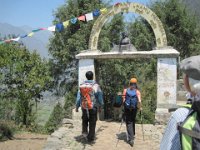 2009 04 24N03 023 : トレッキング開始 ドゥドゥコシ流域 パサン・ラムー記念碑 ルクラ・パクディン