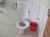2009 05 02N05 004 : パンボチェーキャンジュマ ロッジ 個室トイレ