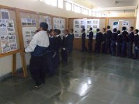 2010 02 01R01 031 : ポカラ 国際山岳博物館 学生たち 展示風景