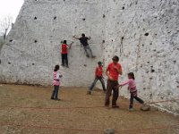 2010 03 06R01 043 : ドイツ人教師 ポカラ 国際山岳博物館 岩登り教室