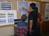 2010 04 07R01 016 : ポカラ 国際山岳博物館 展示風景 見学者