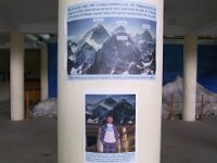 2010 04 28R01 002 : ポカラ 国際山岳博物館 大森氏大写真