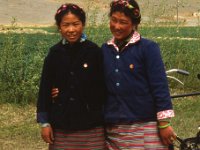 C04B01S11 06 : チベット, ラサーシガツェ, 娘さん, １９８０年チベット科学討論会