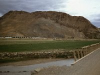 C04B01S11 09 : チベット, ラサーシガツェ, 大麦畑, １９８０年チベット科学討論会