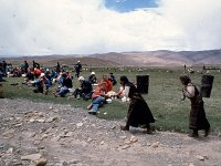 C04B03S11 06 : チベット, ランチ休憩, 女性, 水運び, 雲, １９８０年チベット科学討論会