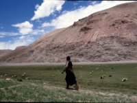 C04B03S11 08 : チベット, 女性, 石投げ, 雲, １９８０年チベット科学討論会