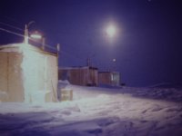 C01B01S0A 09 : 北極, 氷島アーリスⅡ号, 満月, 観測基地