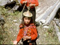 C08B06S34 08 : ガサ女性, ブータン, プナカ・ルナナ, 山岳民族, 竹帽子