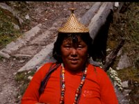 C08B06S34 09 : ガサ女性, ブータン, プナカ・ルナナ, 山岳民族, 竹帽子