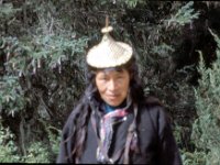 C08B06S35 15 : ガサ女性, タンジェ, ブータン, プナカ・ルナナ, 竹帽子