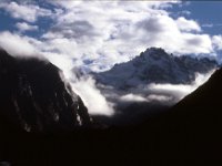 C08B06S48 06 : ブータン, プナカ・ルナナ, ルドフ, 氷食地形, 積雲