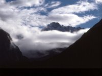 C08B06S48 08 : ブータン, プナカ・ルナナ, ルドフ, 氷食地形, 積雲