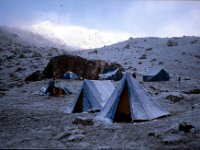 C08B06S51 19 : キャンプ, ナリタン, ブータン, プナカ・ルナナ, 氷食地形, 積雲, 降雪