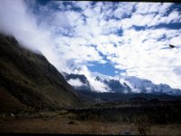 C08B06S61 01 : タンザ, ブータン, プナカ・ルナナ, ヘルムホルツ雲, 氷食地形, 積雲