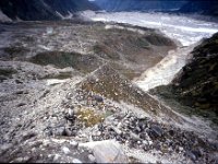 C08B06S70 01 : タンザ, トリトミ氷河, ブータン, プナカ・ルナナ, ルゲ氷河, 古湖底堆積物