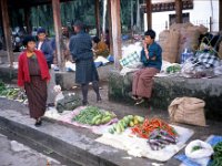 C09B04S27 03 : ティンプー, ブータン, 市場, 野菜