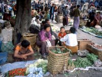 C09B04S57 10 : ブータン, 市場, 野菜