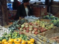 C09B04S57 14 : ブータン, 市場, 果物, 柿