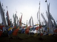C09B04S60 11 : タルチョー, ティンプー, ブータン, 寺院, 旗, 積雲