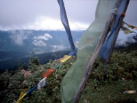 C09B04S61 13 : タルチョー, ティンプー・パロ, ブータン, 峠, 旗, 積雲