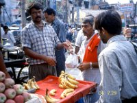 C10B01S05 15 : インド, デリー, 果物屋