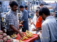 C10B01S05 16 : インド, デリー, 果物屋
