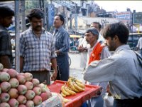 C10B01S05 17 : インド, デリー, 果物屋
