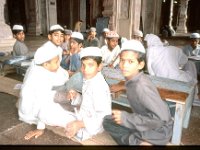 C10B02S05 06 : インド, ボパール, 公害都市, 回教寺院, 学校