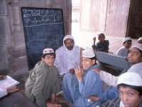 C10B02S05 07 : インド, ボパール, 公害都市, 回教寺院, 学校