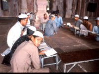 C10B02S05 09 : インド, ボパール, 公害都市, 回教寺院, 学校