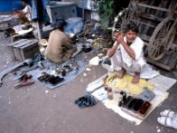 C10B02S06 14 : インド, ボパール, 公害都市, 靴屋