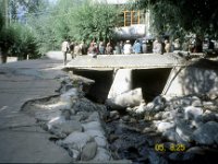 C10B03S19 12 : インダス川流域, オアシス, レー, 巨礫, 洪水対策